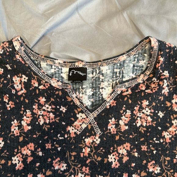 Two Cute Art Class Tops! - Picture 5 of 5